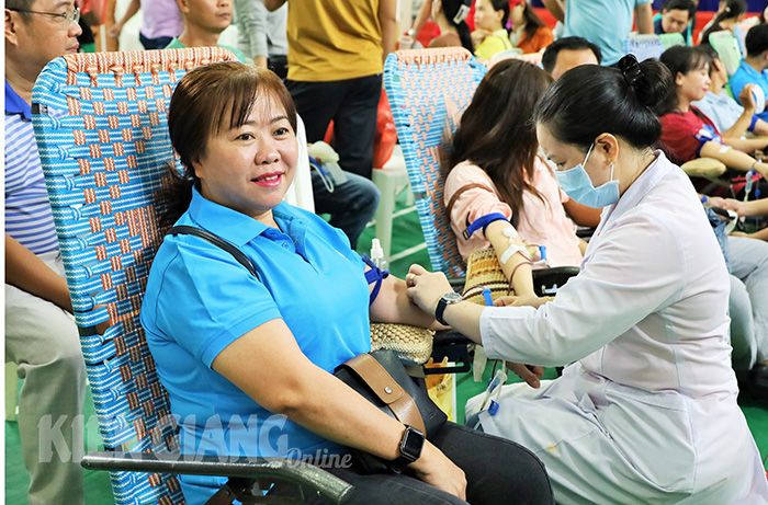 Gần 200 cán bộ, đoàn viên, người lao động hiến máu tình nguyện
